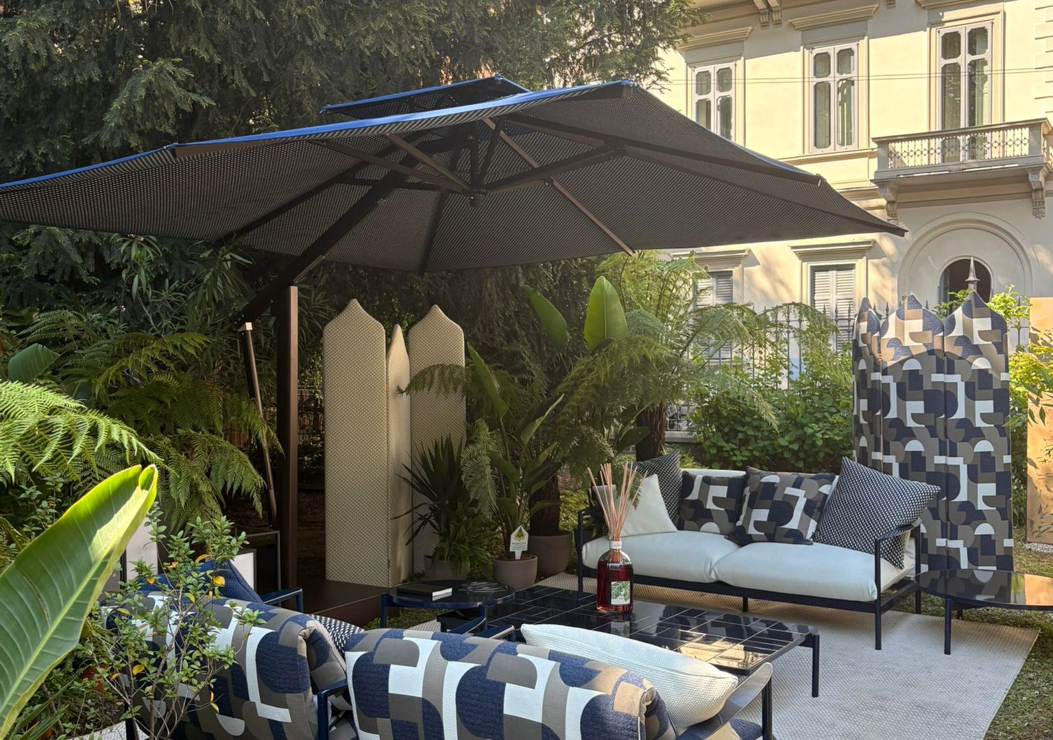 Outdoor estate 2026: colori, texture e ombrelloni per gli spazi esterni