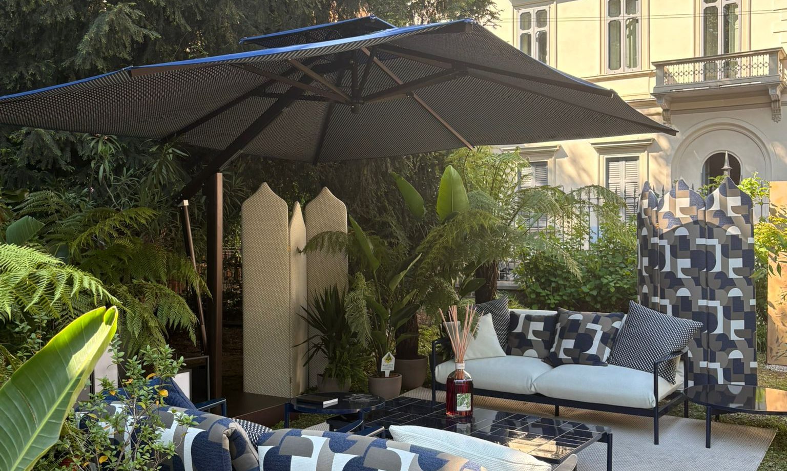 Outdoor estate 2026: colori, texture e ombrelloni per gli spazi esterni