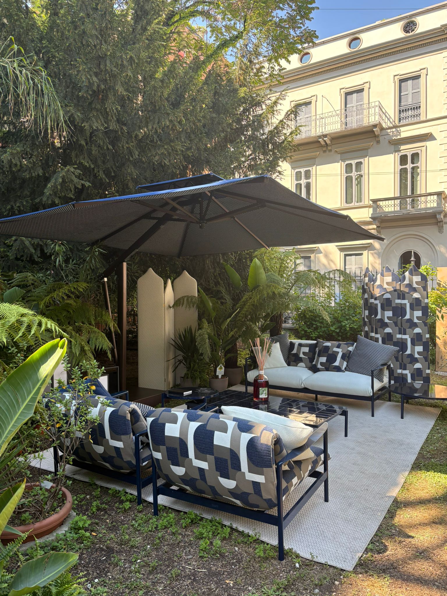 Outdoor estate 2026: colori, texture e ombrelloni per gli spazi esterni